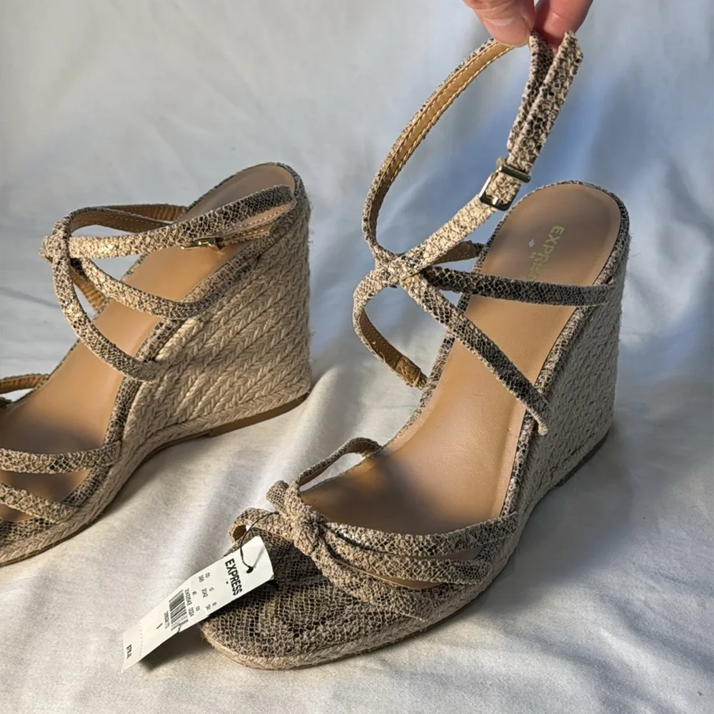 NWT Express black/tan snake print wedge sandals. Size 9. Fabric uppers.